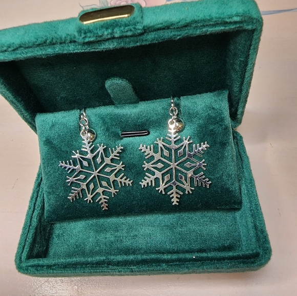 HOST PICK Vintage Earrings Snowflakes, Christmas,Clip On Earrings, Silver - Picture 7 of 8